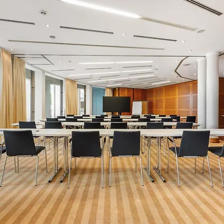 Отель Novotel Am Konzerthaus 4*